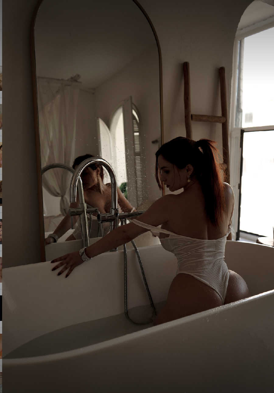 A playful frame from Miranda Faith nude — online in Urumqi