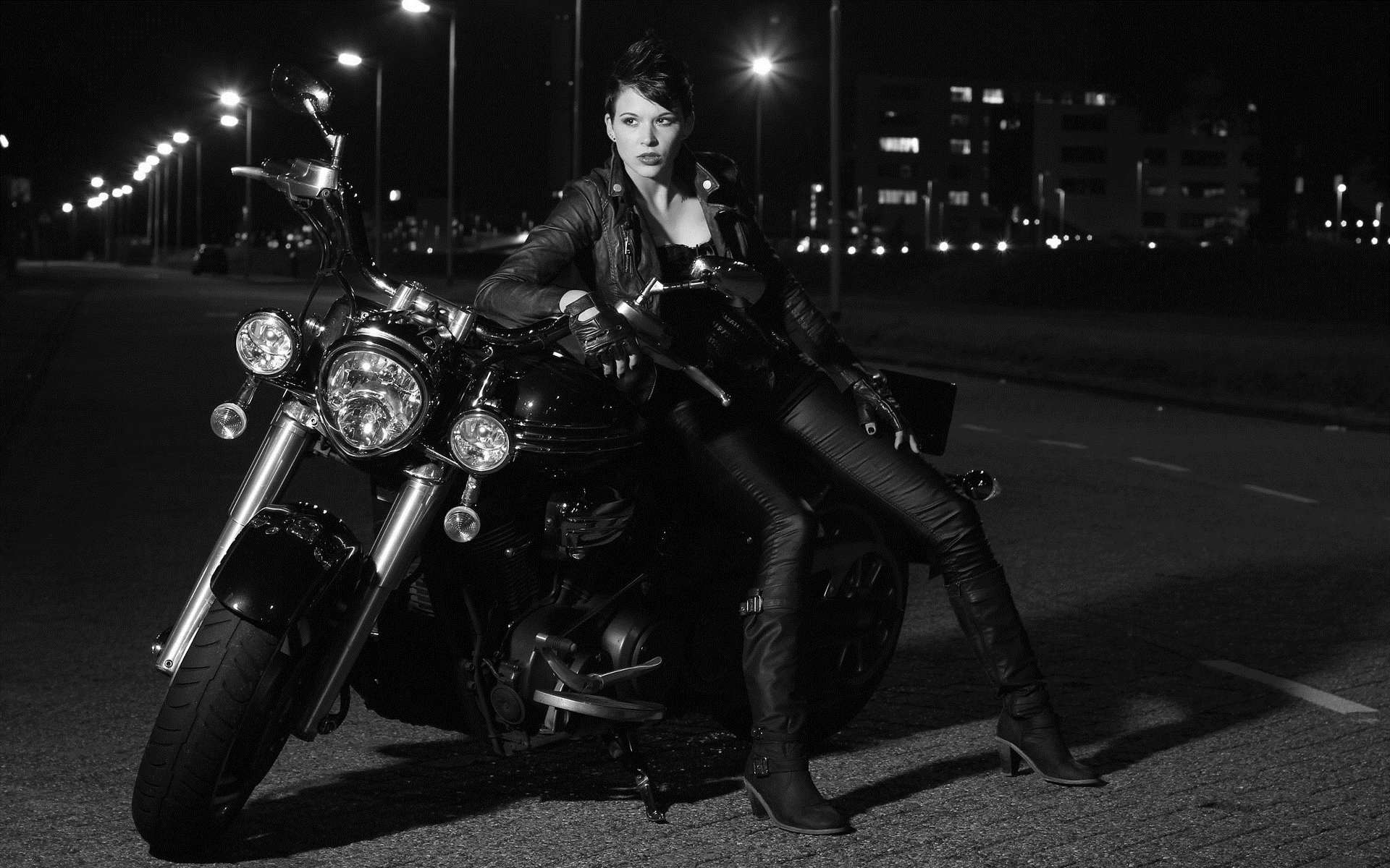 Photo Beautiful girls and motorcycles in Urumqi